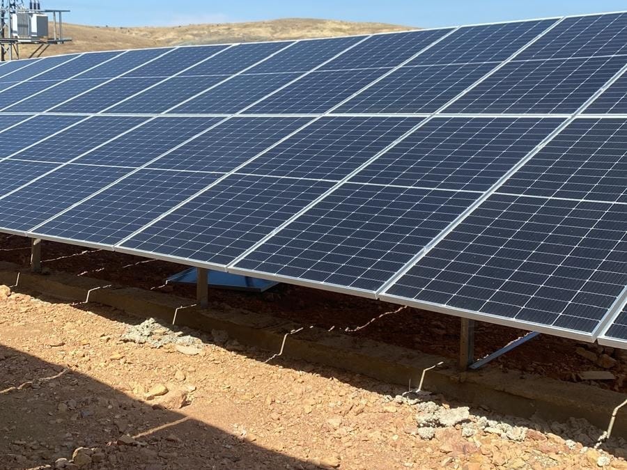 Şarkışla’da kuru tepelerin eteğinde, trafo köşkünün yanındaki arazi GES panel sıraları