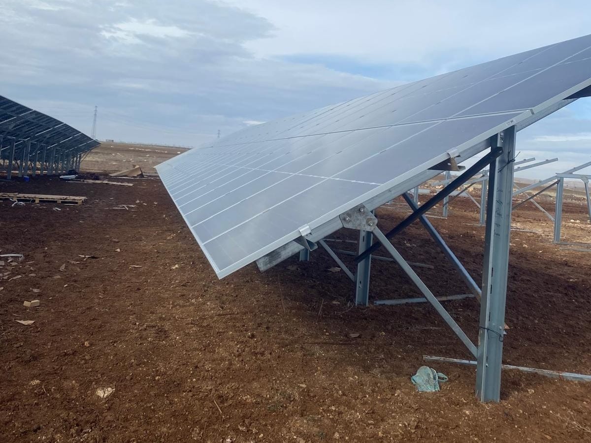 Şarkışla’da kurulumu süren arazi GES’te çelik konstrüksiyon üzerindeki panel sıraları